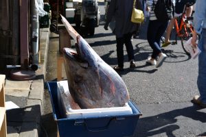 Big fishy beheaded in a market in Tokyo, Japan